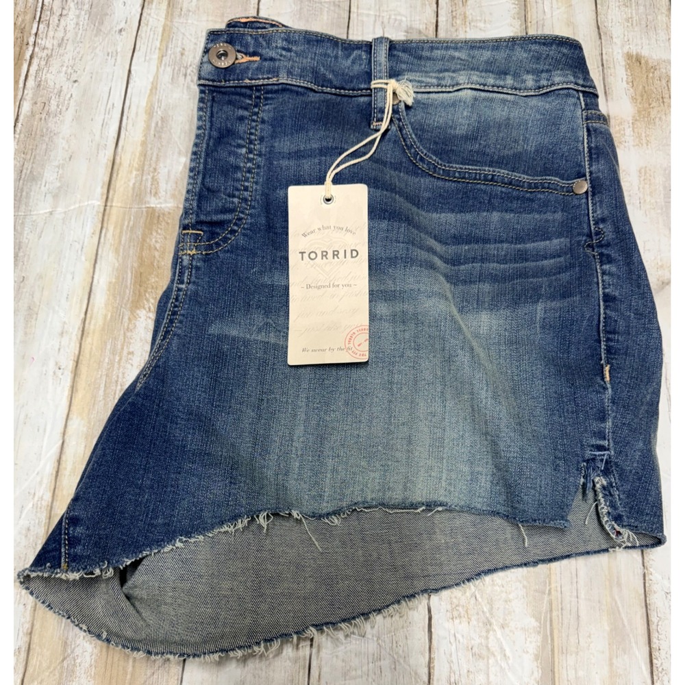 Torrid Brooklyn Button Fly Denim Shorts Medium Wash Raw Hem Womens 18 NWT